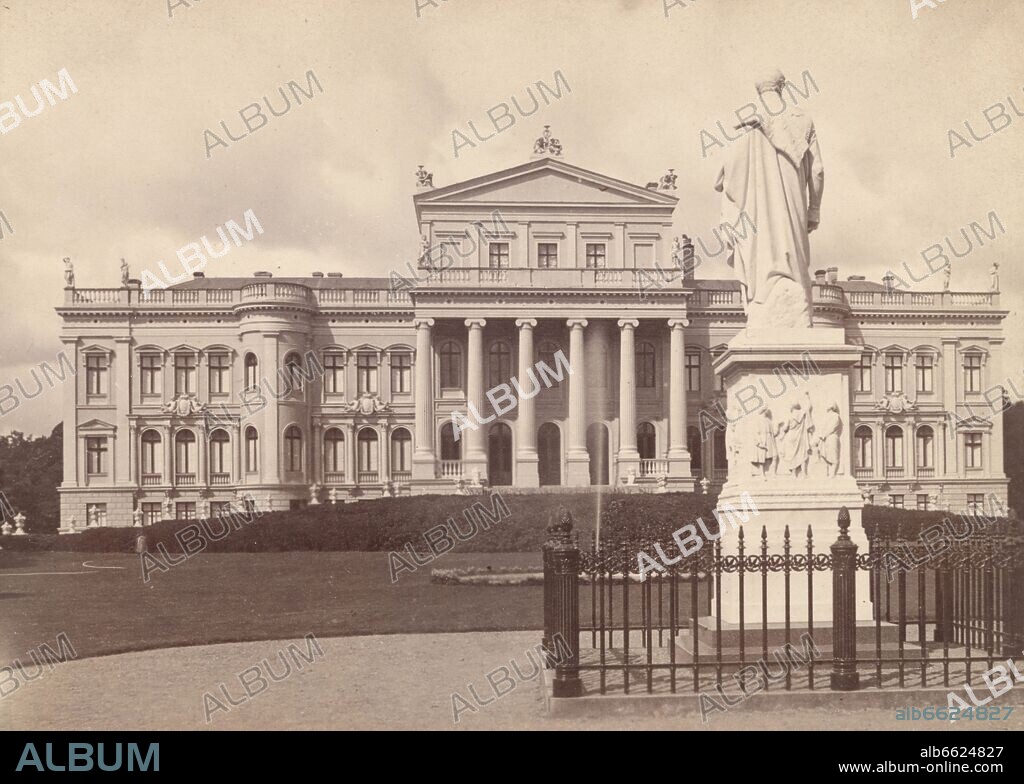 The historical black and white photo from around 1880 shows the monument of the city founder Fürst Malte I of Putbus and the castle of Putbus family in Putbus city on Rügen island. Foto: Sammlung Sauer +++(c) dpa - Report+++. 01/06/1880