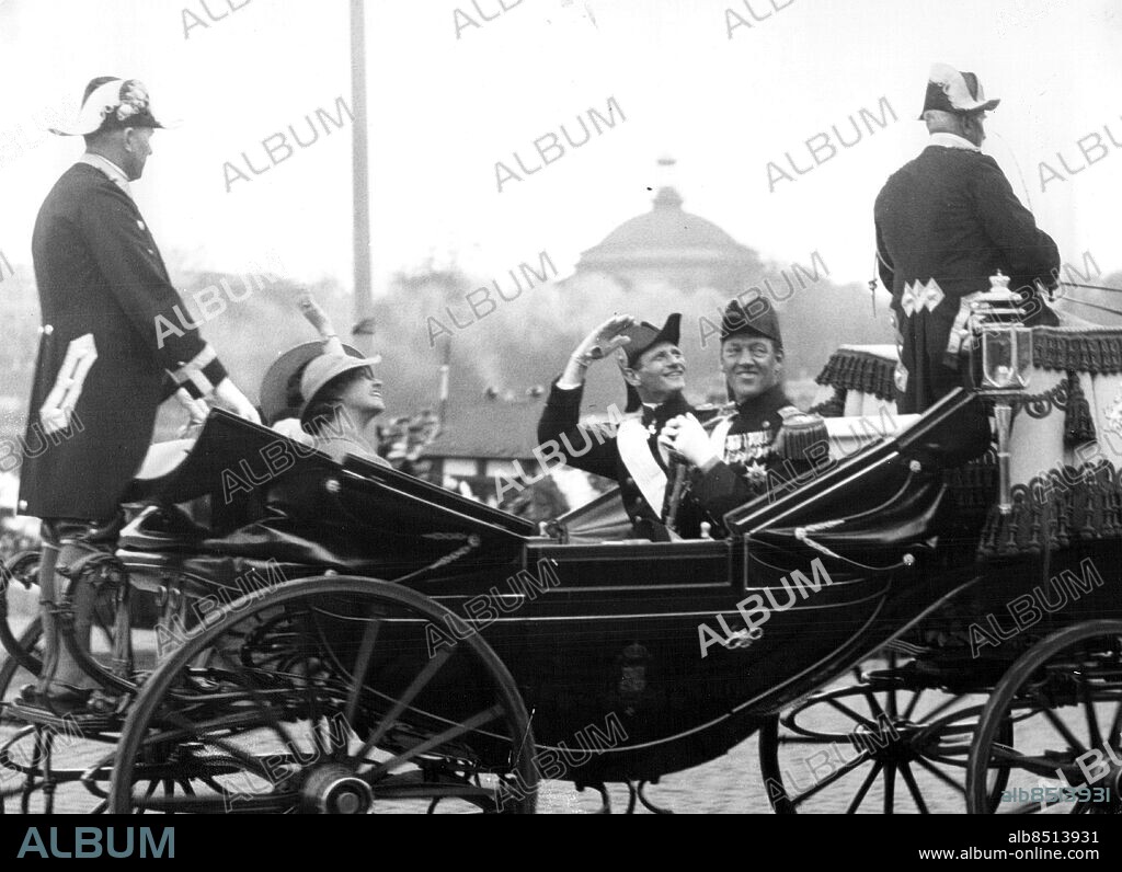 Stockholm 1935-05-24. Drottning Astrid av Belgien, prinsessan Ingrid (skymd), kronprins Fredrik av Danmark och kung Leopold av Belgien i slottsvagnen i samband med bröllopet mellan prinsessan Ingrid och kronprins Fredrik av Danmark . Foto: SvD / TT / kod 12014.