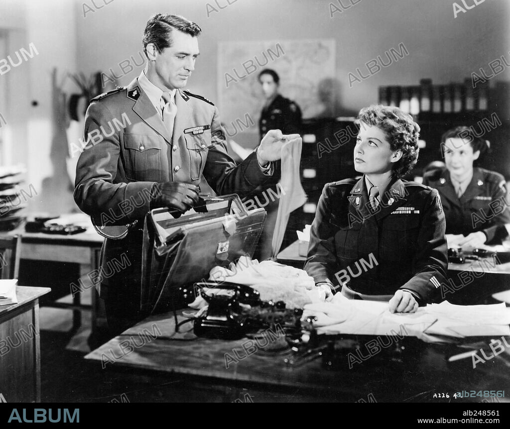 ANN SHERIDAN et CARY GRANT dans I WAS A MALE WAR BRIDE, 1949, réalisé par HOWARD HAWKS. Copyright 20TH CENTURY FOX.