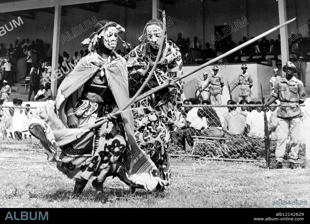 INDEPENDENCE BUYENZI TRIBESMEN WOMEN AT FERTILITY DANCE USUMBURA IN BURUNDI ;. 1 JULY 1962.