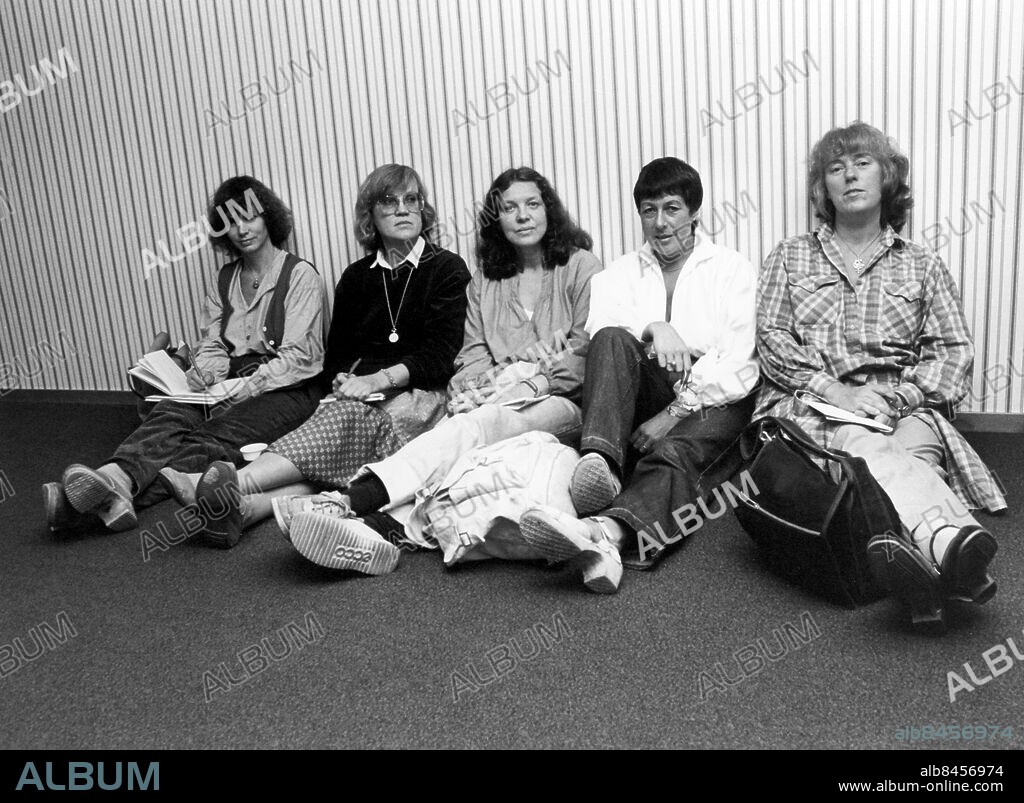 OKÄNT FOTODATUM.. Orig. bildtext...Lördag 19/9-81 P1 Program: Radio Ellen Motiv: Fr v Karin Nordberg, Ina Edholm, Ingegärd Nyström, Eva Sunding och Barbro Hellberg Anm. Journalister Reportrar Programledare Golv Publ. i Etermediernas bok Spegla, granska, tolka sid.295 CD155 persons: Isa Edholm ;Karin Nordberg ;Ingegärd Nyström ;Ewa Sunding ;Barbro Hellberg sites: SVERIGE.