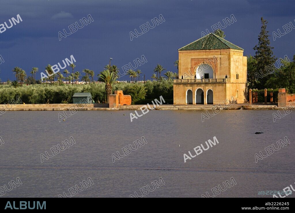Estanque y pabellon del jardin de la Menara.Cerca del aeropuerto. Marrakech. Marruecos. Magreb. Africa.