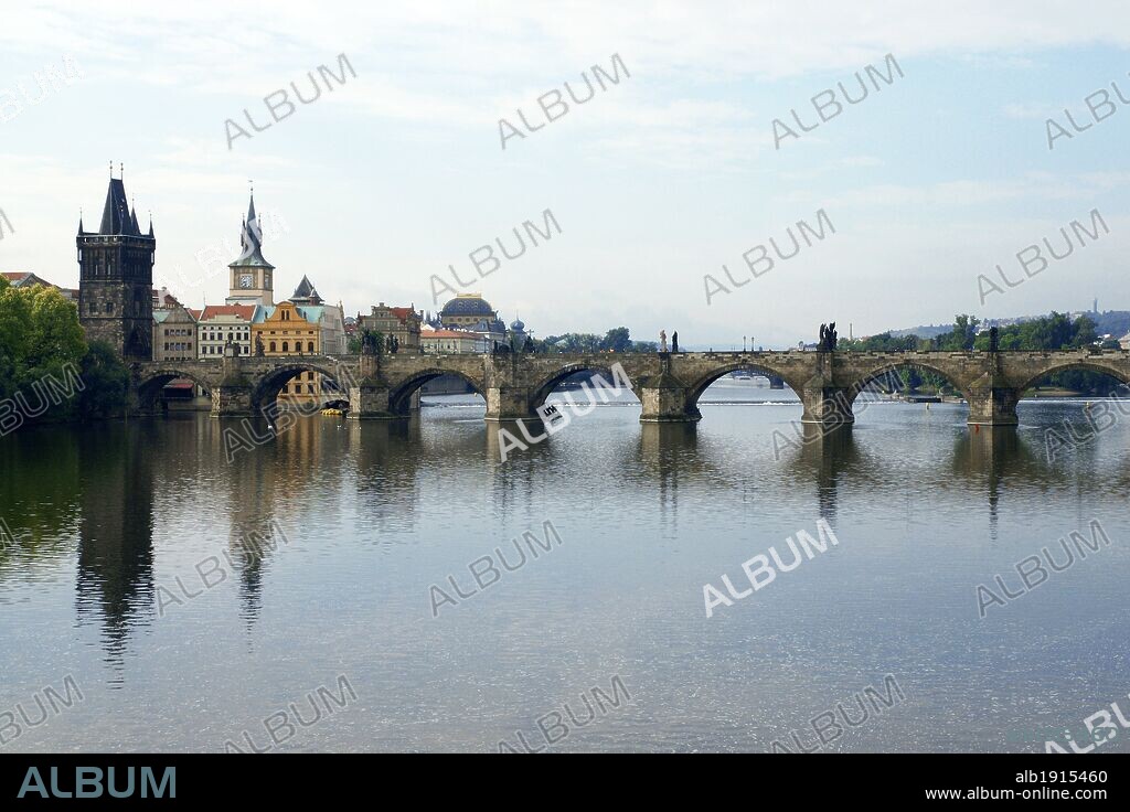 REPUBLICA CHECA. PRAGA (PRAHA). Vista del PUENTE DE CARLOS IV, dirección CIUDAD VIEJA (Stare Mesto). En primer término el río Moldava. Centro Europa.