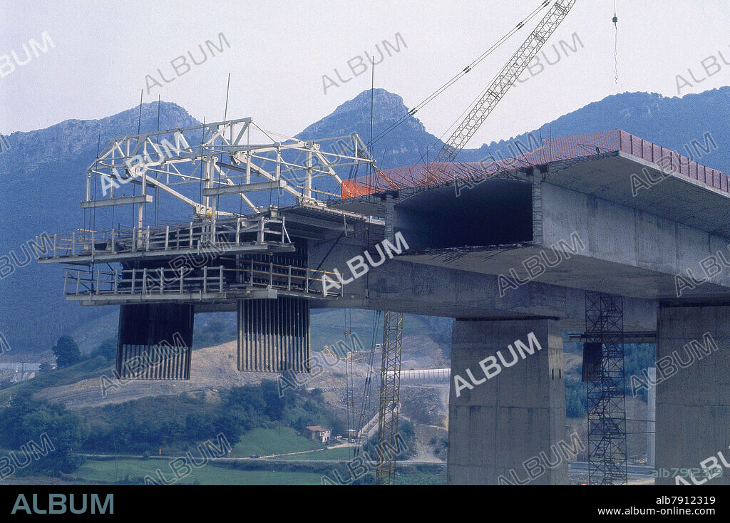 AUTOPISTA DEL CANTABRICO A-8 EN CANTABRIA OBRAS DE CONSTRUCCION DE UN PUENTE SOBRE EL RIO AGÜERA - FOTO AÑOS 90.