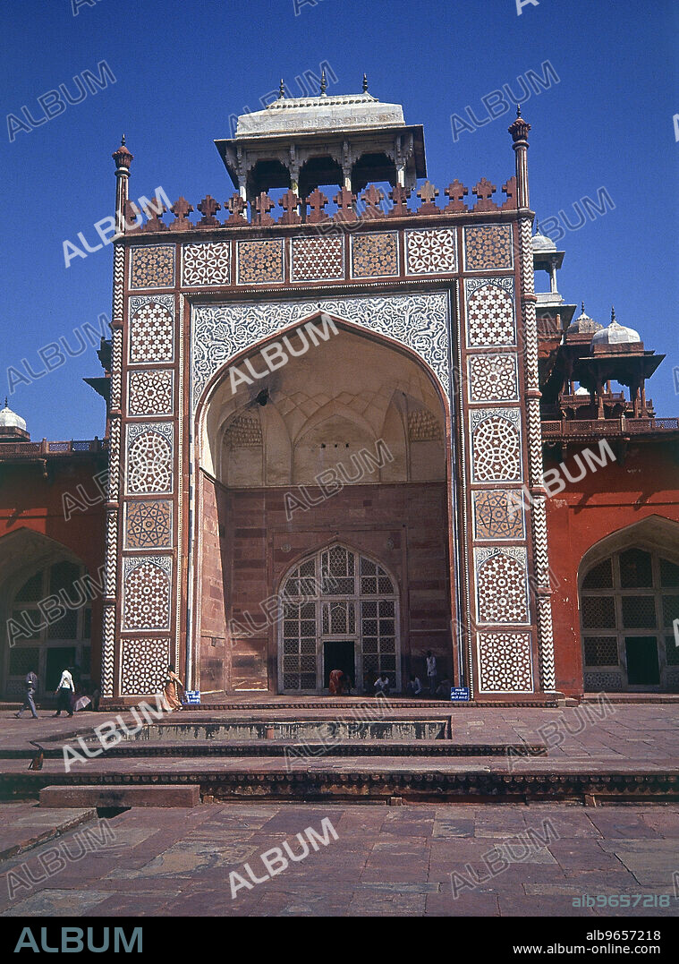 DET PUERTA DE ACCESO AL RECINTO-ARCO TUDOR-ARTE INDOMUSULMAN.