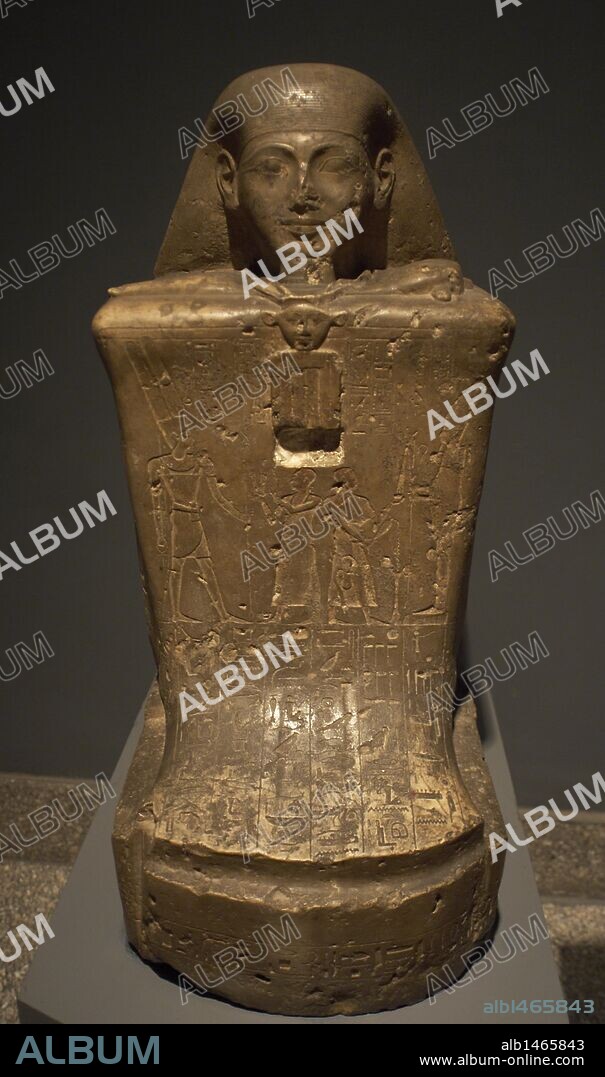 ARTE EGIPCIO. EGIPTO. ESTATUA CUBO del VISIR NES-PEKASHUTTY. Pieza procedente del Templo de Amón (Karnak). Dinastía XXII. TERCER PERIODO INTERMEDIO. Museo de Luxor.