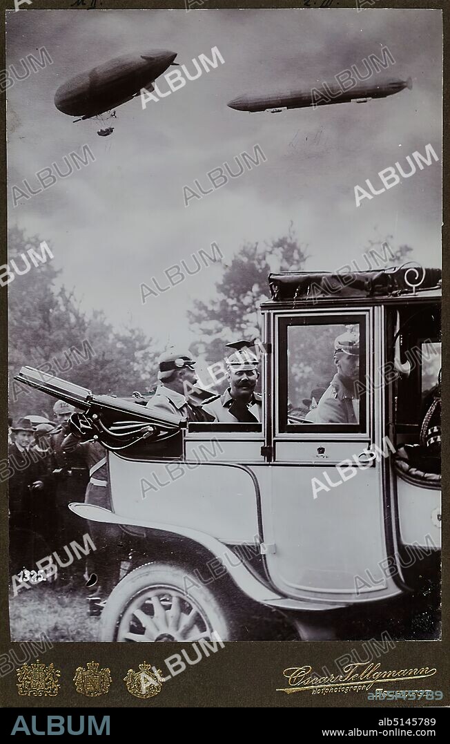 Oscar Tellgmann, imperial maneuver 1909 - The Emperor and Archduke Franz Ferdinand, collodion paper, black and white positive process, image size: height: 14.50 cm; width: 10.10 cm, stamp engraving: recto and: in gold: Oscar Tellgmann, court photographer, Eschwege, Kaisermanöver, 1909, Der Kaiser & Erzherzog Franz Ferdinand, Reporting Photography, Portrait Photography, Double Portrait, Manoeuvre, Emperor, Car, Automobile, Airship, Zeppelin, Crowd, Historical Person, German Empire, Kaiser Wilhelm II.