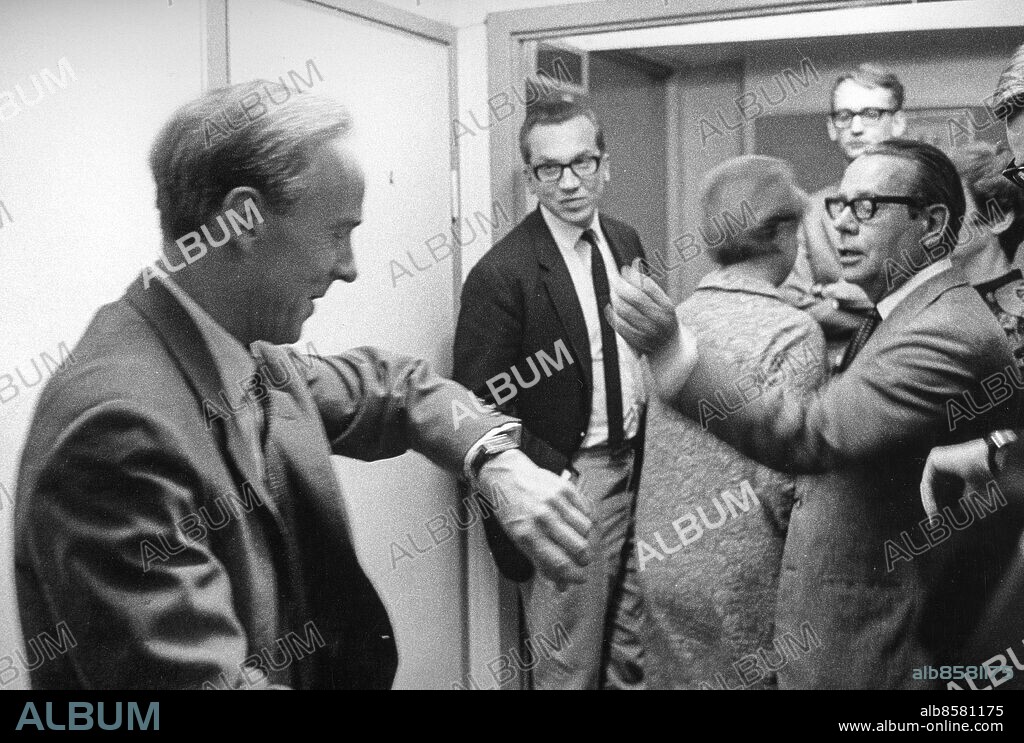 STOCKHOLM 19680909 . Vänsterpartiet Kommunisternas (vpk) ledare CH Hermansson ser på klockan inför "de tre O:na" i en teveutfrågning inför valet 1968 och efter Sovjetunionens inmarsch i Tjeckoslovakien. I mitten Åke Ortmark och till höger Lars Orup. Foto: Jan Collsiöö / TT / Kod: 190.