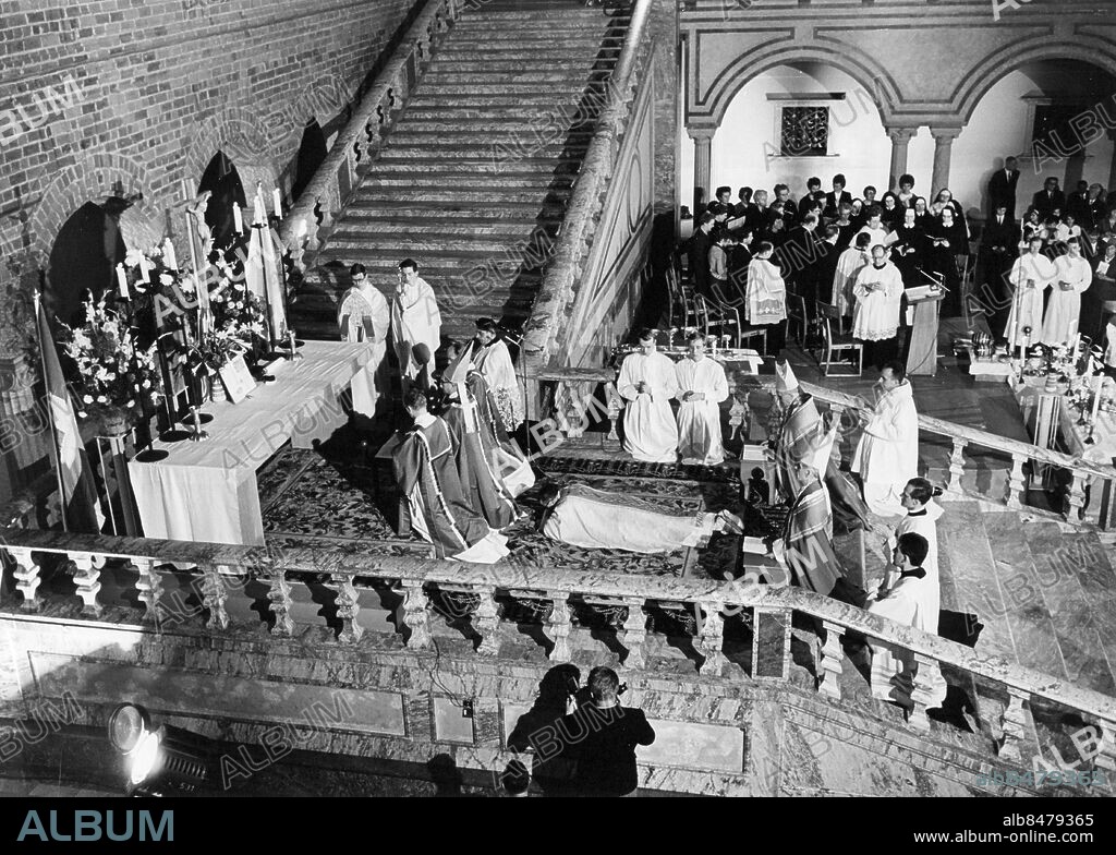Stockholm 1962-09-21. John E. Taylor var den första i Sverige på 400 år som invigdes till sitt ämbete som biskop. Ceremoni i blå hallen i Stadshuset. Foto: SvD / TT / kod 12014.