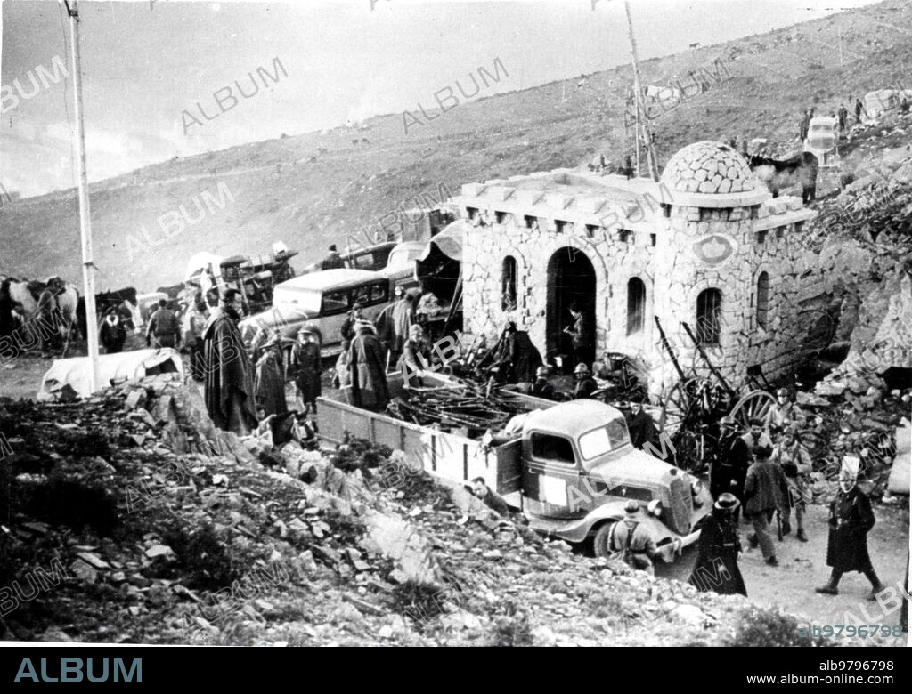 Marzo 1939. Fin del éxodo de los Milicianos y la población civil que Apoyaba la causa Republicana, debido A la Llegada de las Tropas Nacionales A la frontera Hispano-Francesa. En un puesto de Cerbère (Francia), la gendarmería Francesa se Dispone A trasladar al interior el numeroso armamento abandonado por los Milicianos.