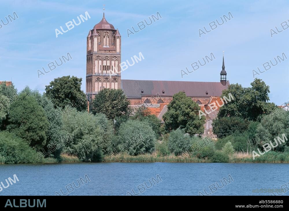 Stralsund, Jacobikirche / Blick über den Frankenteich. © Lisa Hammel Format / Filmsize: 6 × 9 cm.