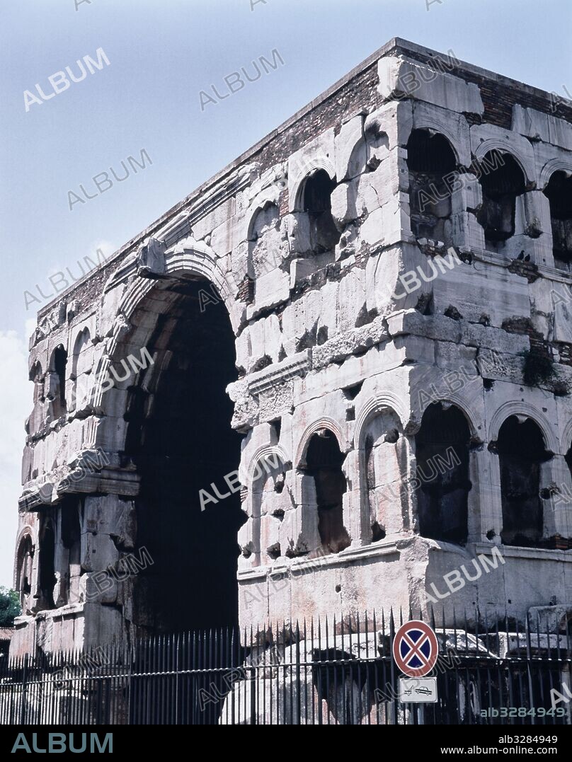 The Arch of Janus is the only quadrifrons triumphal arch preserved in Rome, in the Forum Boarium. It was built in the early 4th century CE., and was covered with white marble. It is 16 meters high and 12 meters wide. Rome, Italia.