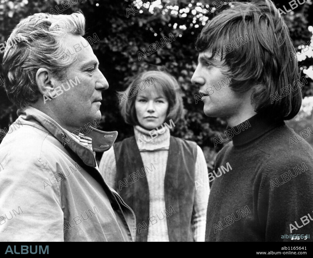 GLENDA JACKSON, MURRAY HEAD and PETER FINCH in SUNDAY, BLOODY SUNDAY, 1971, directed by JOHN SCHLESINGER. Copyright UNITED ARTISTS.