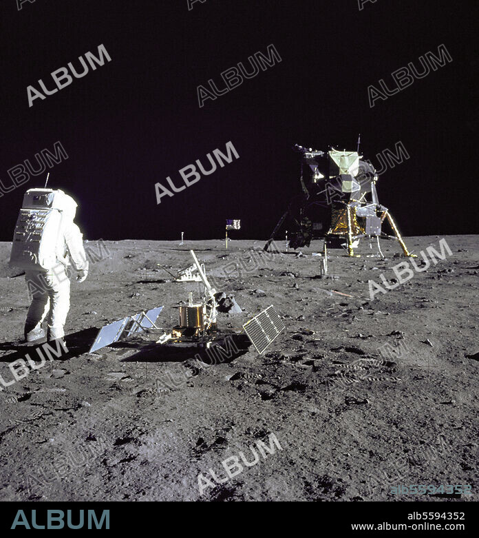 Raumfahrt. US-Mondlandung mit Apollo 11 (Neil A. Armstrong, Edwin E. Aldrin Jr., Michael Collins) am 20.7.1969. Das Mondlandefähre "Eagle" und die aufgestellten wissenschaftlichen Geräte auf der Mondoberfläche. Foto (NASA).