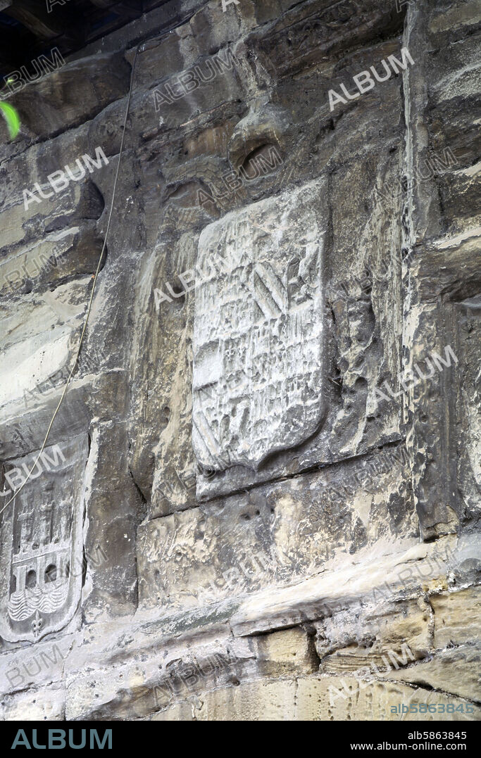 Logroño; Puerta de la Muralla de Revellín ; escudo imperial de Carlos I.