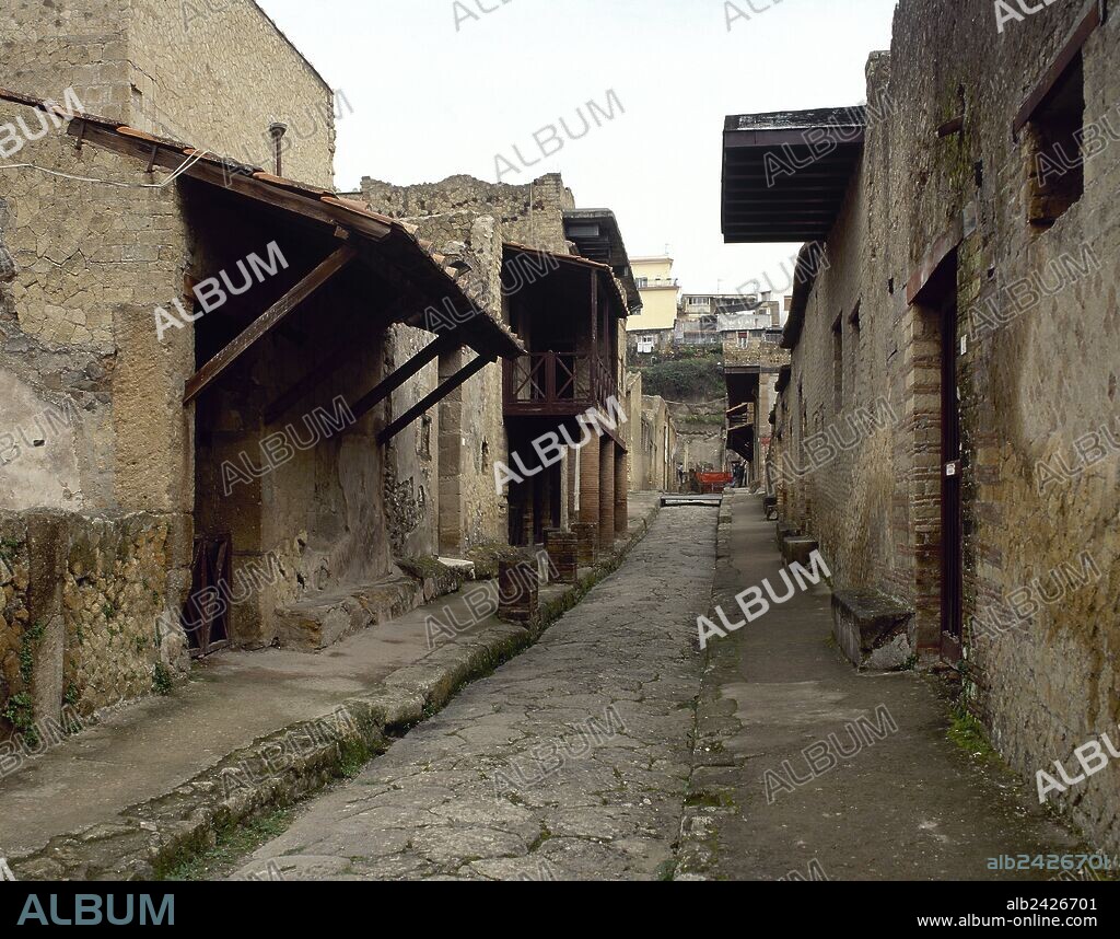 ARTE ROMANO. ITALIA. HERCULANO. Ciudad romana que en el año 79 d. C. fué cubierta por la lava del Vesubio. Vista parcial de CARDO IV, con numerosas casas romanas. La Campania.