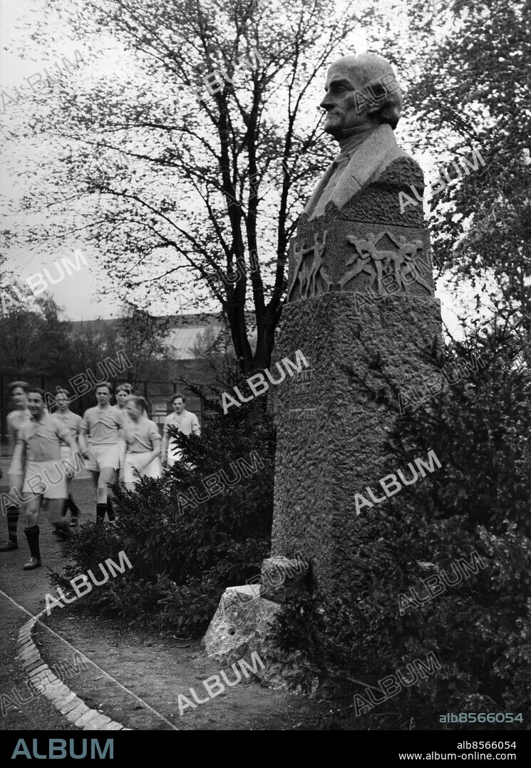 Granitbyst byst i granit staty skulptur av Anders Jönsson (1883-1963) framför ingången til Malmöl Gamla IP idrottsplatsen föreställande Per Henrik Ling.. Foto: Sydsvenskan / IBL Bildbyrå.