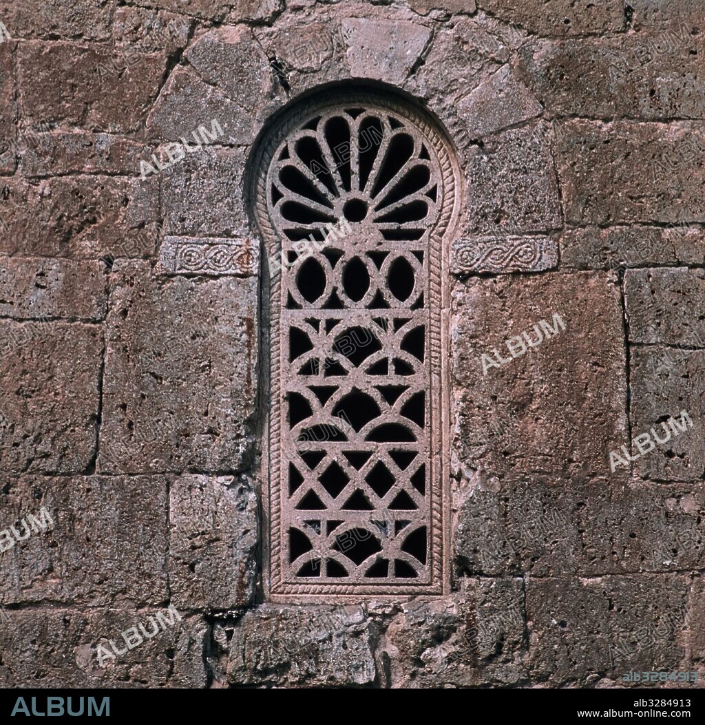 Iglesia de San Juan de Baños. Ventana con celosía, siglo VII. Baños de Cerrato, Palencia.