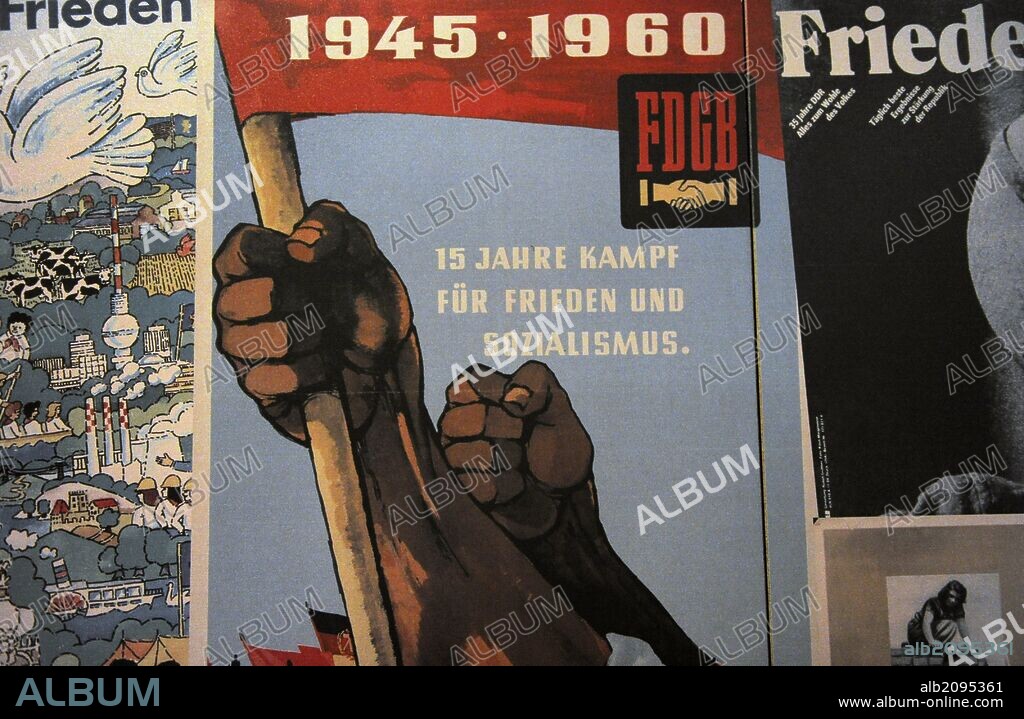 GUERRA FRIA. BLOQUE COMUNISTA. EUROPA. Publicaciones con propaganda e idiologia comunista, en la RDA. DDR MUSEUM. BERLIN.