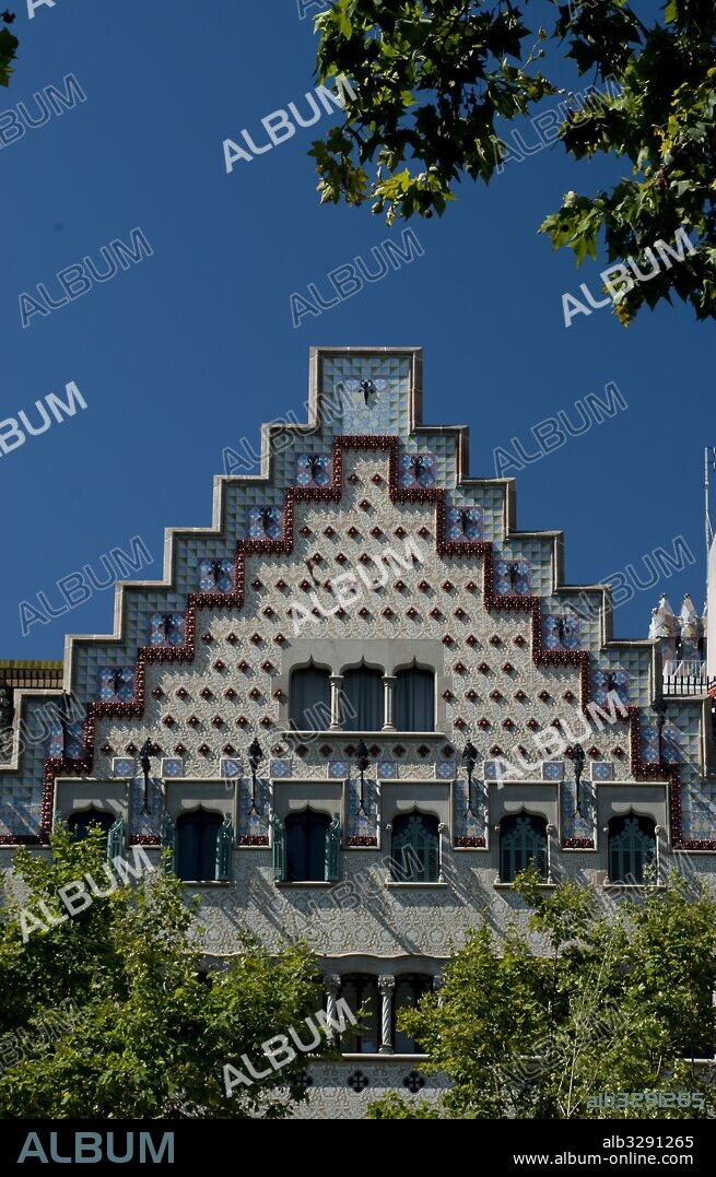 JOSEP PUIG I CADAFALCH. Casa Amatller, 1898-1900.  Frontón o remate escalonado característico del estilo gótico flamenco. Esgrafiado en estuco obra de Joan Paradís. Cerámica y hierro forjado. Modernismo. Barcelona.
