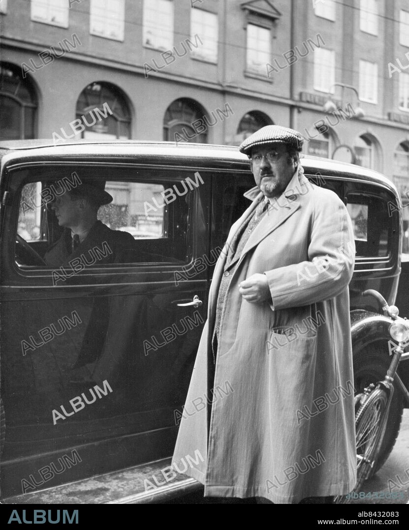 1938.. Orig. bildtext... LUDVIG NORDSTRÖM STARTAR SIN UPPMÄRKSAMMADE REPORTAGERESA RUNT SVERIGE Orig. bildtext... FÖRF LUBBE NORDSTRÖM STARTAR SIN REPORTAGERESA ÖVER LORT-SVERIGE Anm. Journalister Samhällskritiker Kepsar Publ i RiR 39/47, 36/60, 49/62, 1/68, 47/73, 48/89, 13/90, 38/92 Publ i Medier i blåsväder (Omslagsbild). CD485 persons: LUDVIG NORDSTRÖM sites: SVERIGE.