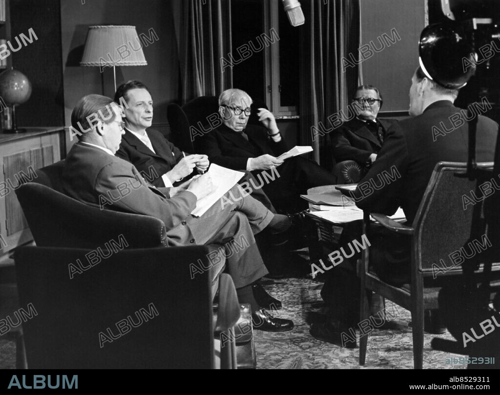 ARKIV 19581020.. FRÅN STATARE TILL LANTBRUKARE. TV-program.. Sänt första gången 1958-10-20.. Här ses från vänster Gunnar Sträng, politiker (socialdemokrat), finansminister, Gösta Netzén, tidningsman och politiker (socialdemokrat), Ivar Lo-Johansson, författare, P. Albin Strid, f.d. ombudsman, samt Sven Jerstedt, journalist.. Foto: SVT / Kod: 5600. RiR sv/v  . Mapp: TV- Diverse program Från statare till lantbrukare L 22. Profiler Fåtöljer.