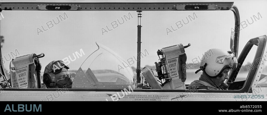 KALLINGE 1956.. Orig. bildtext... ÖB GENERAL SWEDLUND PRÖVAR A 32 LANSEN I samband med en inspektion av F 17 Kallinge provflög på fredagen General Swedlund A 32 Lansen. Bilden visar Generalen och hans förare Kapten Rehnvall. Anm. Swedlund, Nils, 1898-1965, general och överbefälhavare 1951-1961 Stridspiloter Officerare Stridsflygplan Sittbrunnar Syrgasmasker Flyghjälmar Startklara Provturer CD280 persons: NILS SWEDLUND sites: BLEKINGE;KALLINGE;SVERIGE.