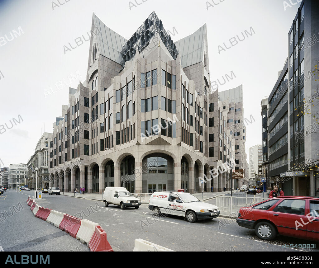 JOHN LAING PLC. 3 Minster Court, Mincing Lane, City of London, 01/10/1993. A view of 3 Minster Court, taken from the south-east across Great Tower Street. In October 1990, Laing’s London division were awarded the contract for the fitting out of the new London Underwriting Centre at No.3 Minster Court. Key parts of the contract included altering steelwork to enable 16 escalators to be suspended in the atrium, creating dining and kitchen areas on the mezzanine level and the installation of raised floors and suspended ceilings. In August 1991, the team faced a huge setback as the site was severely damaged by fire. The flames swept through the central atrium and burst through the roof. A new Laing team was formed to restore the building after the disaster, and work was finally completed in late 1993.