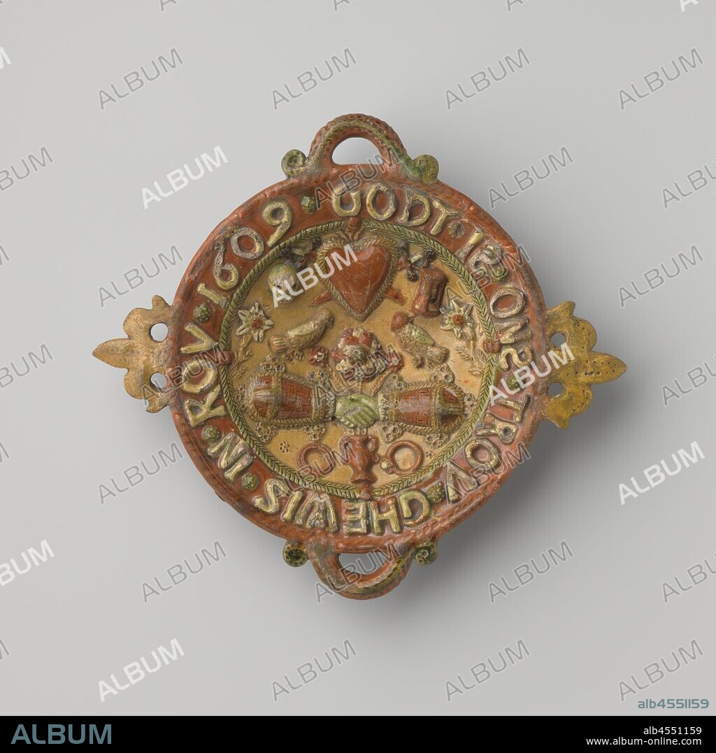 Grabbelbak, Round dish of earthenware with two handles and two handles. On the border is in relief the inscription: GODT IS OUR TROV GHEWIS IN ROV 1609. On the shelf are embossed wedding emblems, including two clasped hands and a heart., anonymous, Bergen op Zoom, 1609, earthenware, h 4.9 cm × w 25.1 cm × d 22.7 cm.