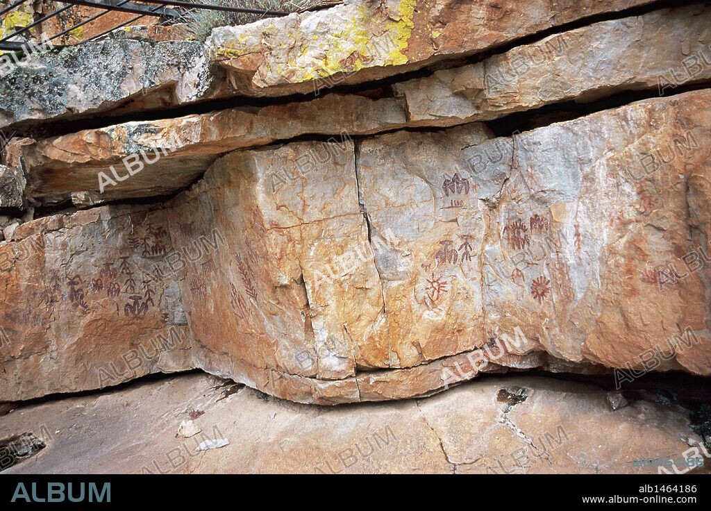 ARTE PREHISTORICO. PALEOLITICO SUPERIOR. ESPAÑA. (40.000-10.000 a.C.). CUEVA DE PEÑA ESCRITA. Muestra de pintura esquemática con símbolos, algunas figuras humanas y escenas de una danza ritual. Fueron descubiertas en el año 1788. Alrededores de FUENCALIENTE. Provincia de Ciudad Real. Castilla-La Mancha.