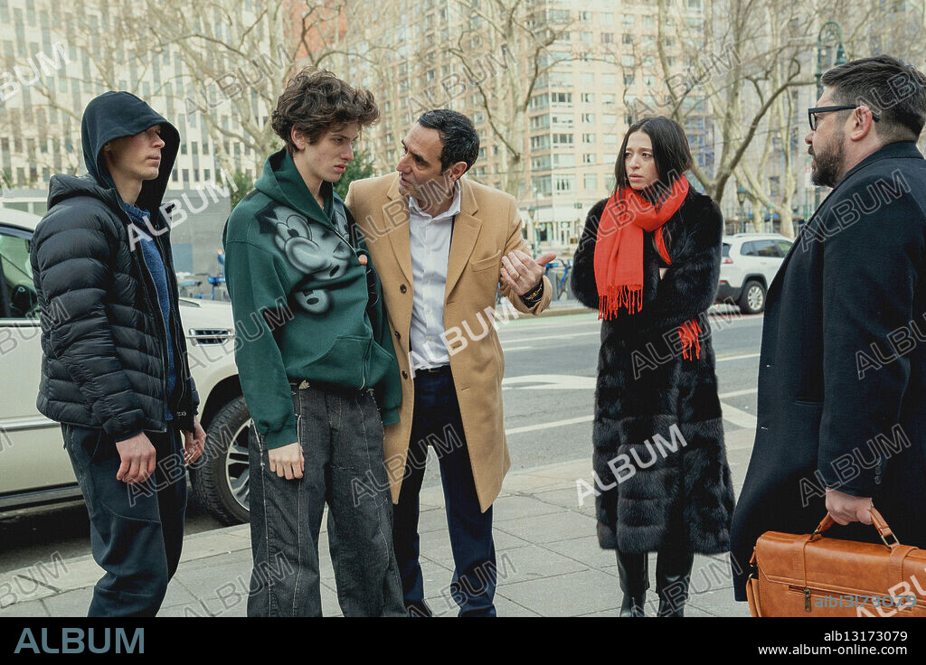 Karren Karagulian, MARK EYDELSHTEYN, MIKEY MADISON, SEAN BAKER and Vache Tovmasyan in ANORA, 2024, directed by SEAN BAKER. Copyright Cre Film / Filmnation Entertainment.
