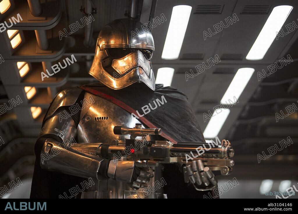 GWENDOLINE CHRISTIE en STAR WARS: EPISODIO VII-EL DESPERTAR DE LA FUERZA, 2015 (STAR WARS: EPISODE VII-THE FORCE AWAKENS), dirigida por J. J. ABRAMS. Copyright LUCAS FILMS/BAD ROBOT/WALT DISNEY PRODUCTIONS.