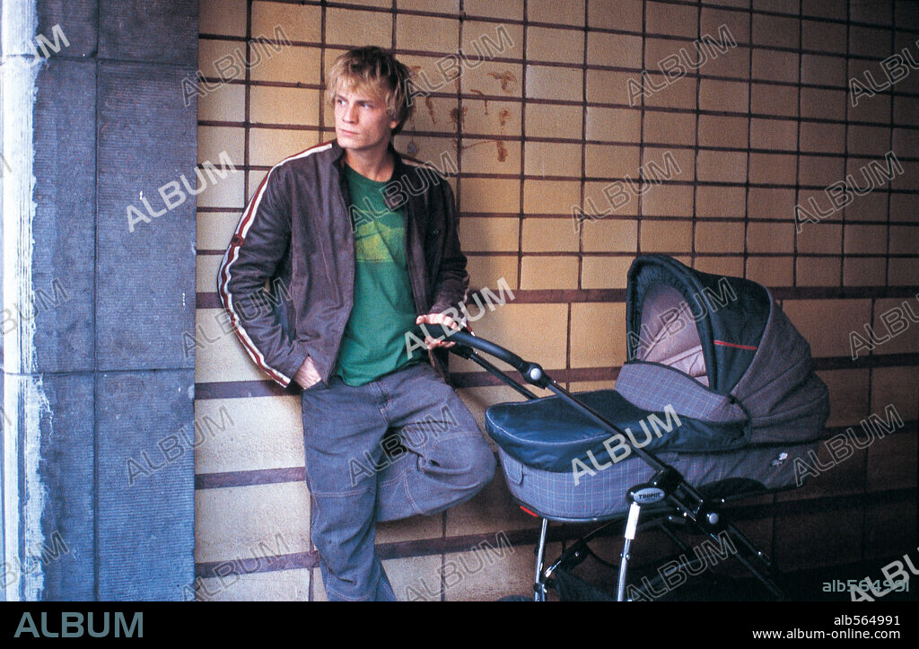 JEREMIE RENIER in THE CHILD, 2005 (L' ENFANT), directed by JEAN-PIERRE DARDENNE and LUC DARDENNE. Copyright LES FILMS DU FLEUVE/CANAL+/RTBF/CNC/WALLIMAGE.