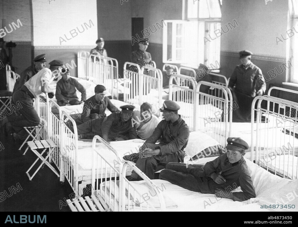 GERMANY SPANDAU 1930s Orig. caption ... FROM THE REICHSFÜHRERSCHULE FOR THE LABOR SERVICE. Vortext see other image. Look into one of the clean dormitories. Photo: Scherls Bilderdienst, Berlin / AB Text & Bilder / SVT / Code: 5600 Note. Reichsarbeitsdienst, RAD 1934-1945, an organization and form of compulsory labor to combat unemployment. Labor market measures for the unemployed Dormitories Rest Photo series Photo report Folder: Voluntary employment in Germany 2619 C1 sites: SPANDAU; GERMANY PhotoDate: 193? - ?? - ??.