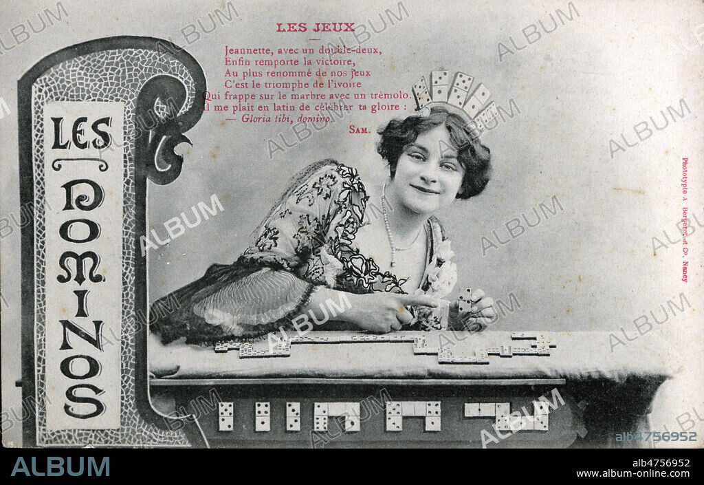 'Les dominos'. Photographie anonyme pour une serie de cartes postales vers 1900 abordant le theme des jeux, presentes par une femme. Credit : Collection IM/KHARBINE-TAPABOR.