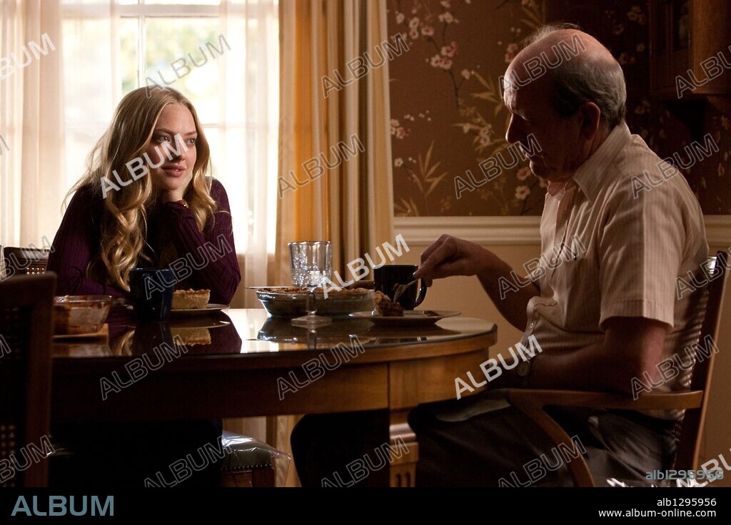AMANDA SEYFRIED and RICHARD JENKINS in DEAR JOHN, 2010, directed by LASSE HALLSTROM. Copyright RELATIVITY MEDIA/TEMPLE HILL PRODUCTIONS.