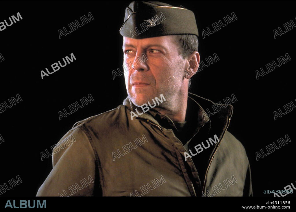BRUCE WILLIS in HART'S WAR, 2002, directed by GREGORY HOBLIT. Copyright METRO GOLDWYN.