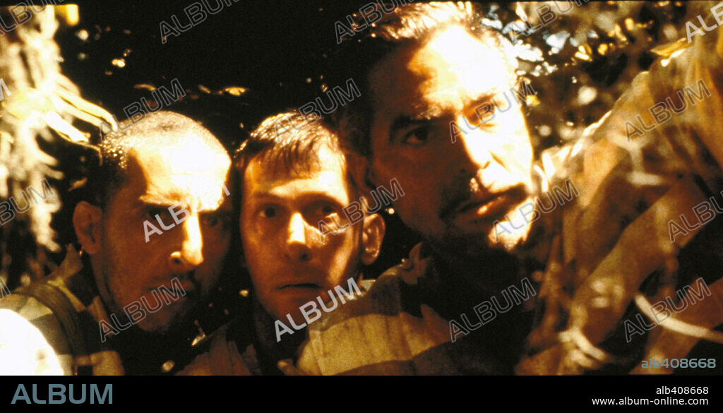 GEORGE CLOONEY, JOHN TURTURRO and TIM BLAKE NELSON in O BROTHER, WHERE ART THOU?, 2000, directed by ETHAN COEN and JOEL COEN. Copyright UNIVERSAL/TOUCHSTONE/ BUENA VISTA/WORKING TITLE.