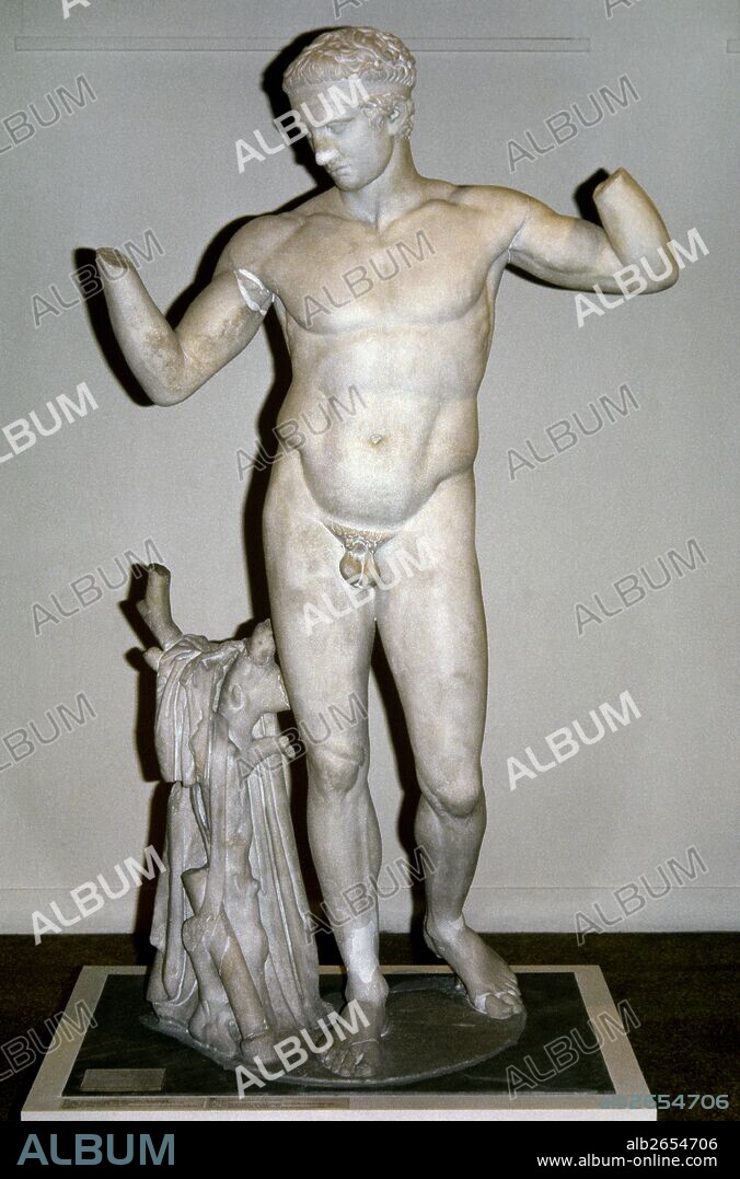 ARTE GRIEGO. GRECIA. DIADUMENO. Escultura diseñada por el escultor Polícleto realizada aproximadamente en el 420 a. C. ETAPA CLASICA. Museo Arqueológico Nacional. Atenas.