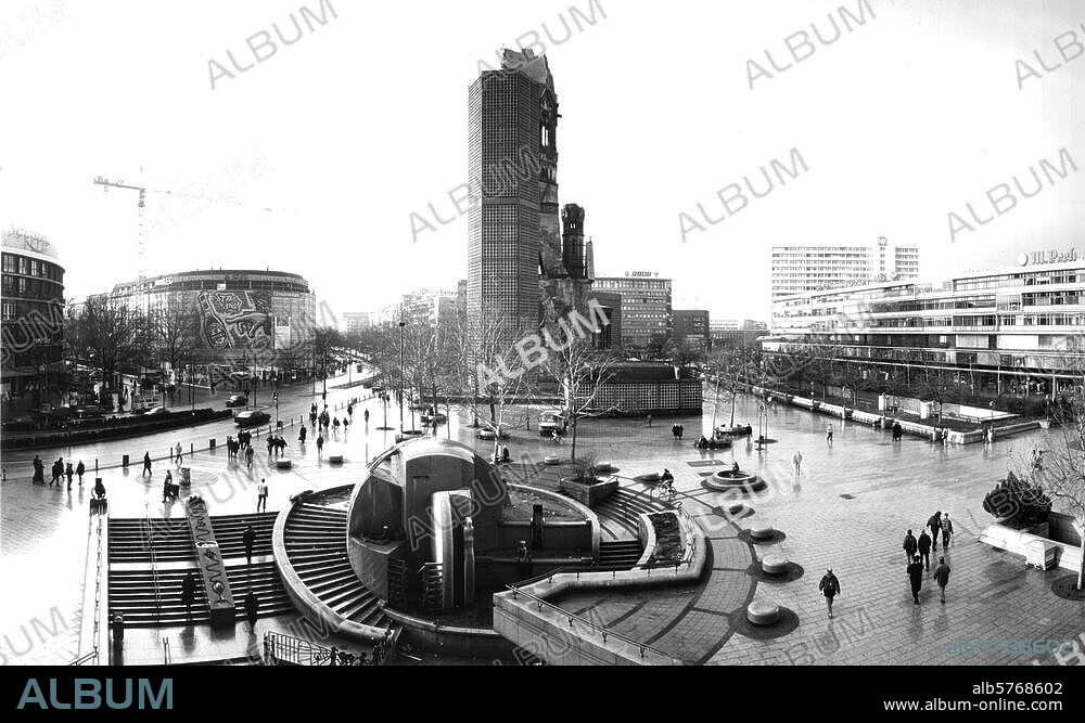 Berlin-Charlottenburg, Breitscheidplatz. Blick über den Breitscheidplatz mit Kaiser-Wilhelm-Gedächtniskirche und Weltkugelbrunnen, dem sog. "Wasserklops", im Vordergrund (von Joachim Schmettau, errichtet 1983). Foto, 1997.