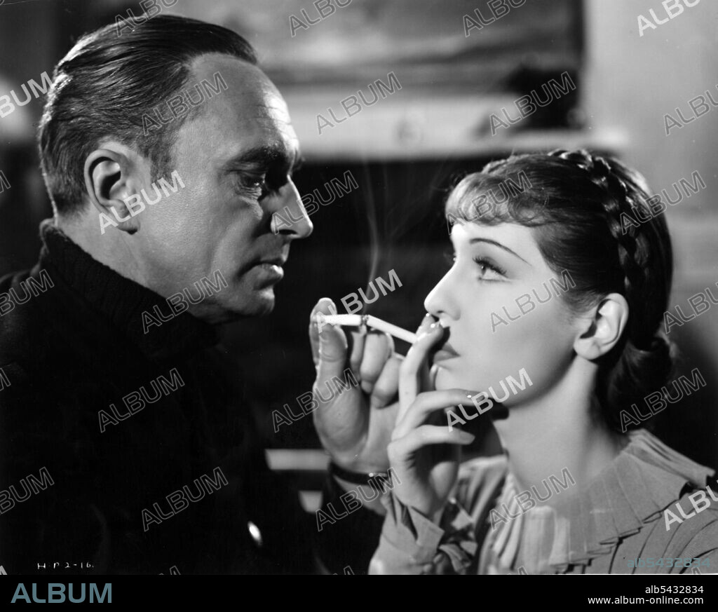 CONRAD VEIDT et VALERIE HOBSON dans THE SPY IN BLACK, 1939, réalisé par MICHAEL POWELL. Copyright COLUMBIA PICTURES.