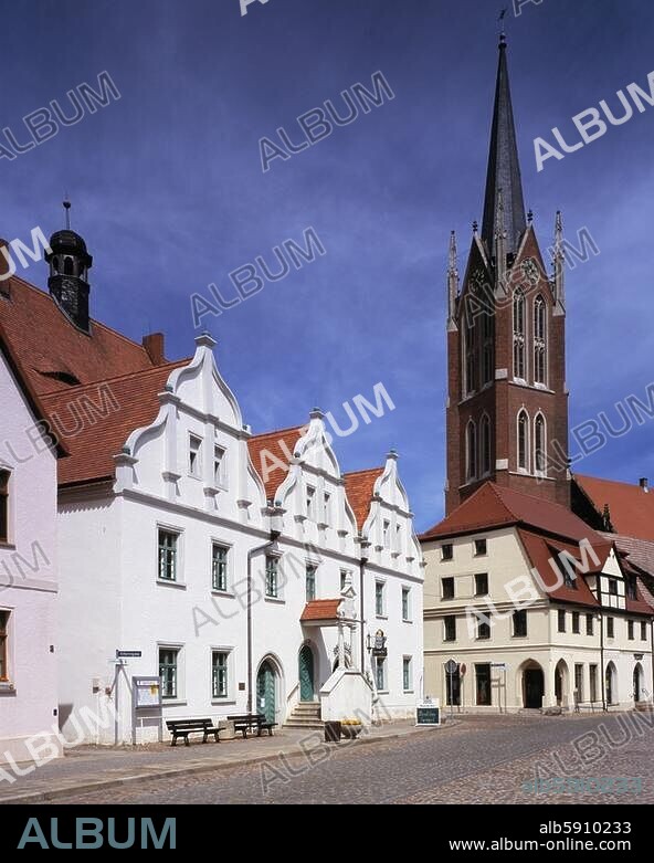 Kemberg (Sachsen-Anhalt), Marktplatz. Teilansicht mit Blick auf das Rathaus (15. Jh., Eingangslaube von 1609) und den Turm der Kirche Unser Lieben Frauen (15. Jh.; Turm, 1859, von Friedrich August Stüler). Foto, undat.