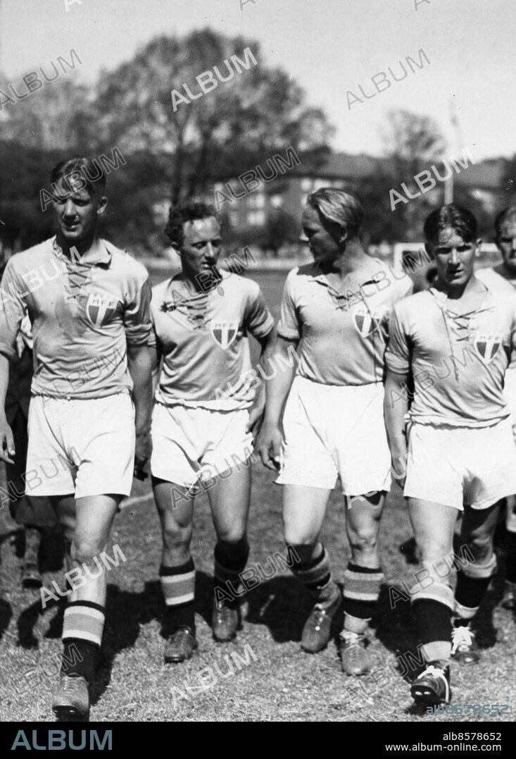 MFF-spelarna BörjeTapper, Börje Persson, Hans Malmström och Stellan Nilsson lämnar planen Malmö gamla IP1943.. Foto: Sydsvenskan / IBL Bildbyrå.