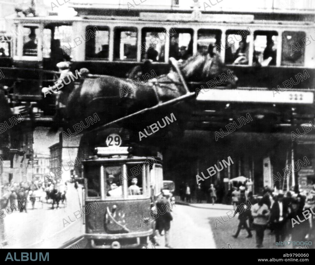 Movie Camera Man" (Dziga Vertov, 1929).