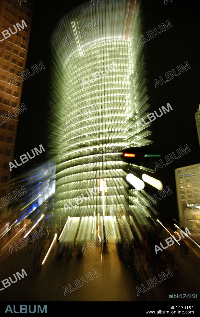 Efecto producido por las luces del edificio de la DEUTSCHE BAHN (DB). Potsdamer Platz. BERLIN. Alemania.