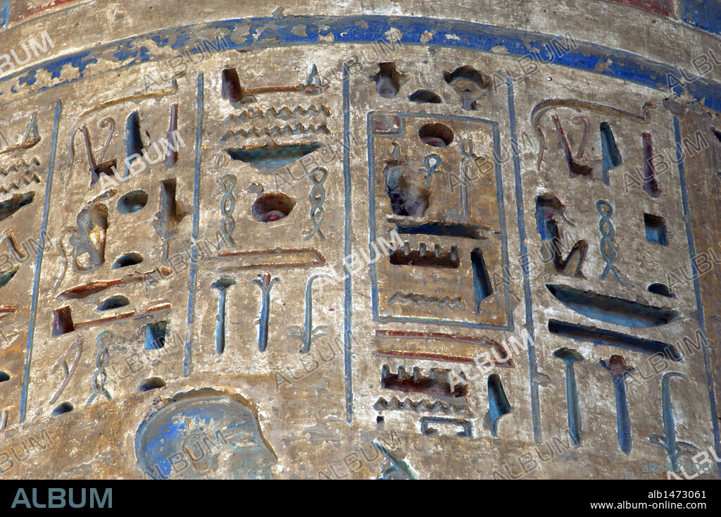 ARTE EGIPCIO. EGIPTO. "TEMPLO FUNERARIO DE RAMSES III" (1187-1156 a. C.). Detalle de JEROGLIFICOS EGIPCIOS POLICROMADOS. IMPERIO NUEVO (1550-1069 a. C.). XX dinastía. Medinet Habu. Egipto.