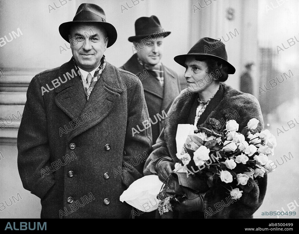 Orig. bildtext... GERMAN ROAD CHIEF ARRIVES IN LONDON. Dr. Fritz Todt, German Inspector-General of Roads, has arrived in London. Dr. Todt, who is in charge of Germany's famous motor highways, has come for the Public Works Congress at the Royal Agriculture Hall, Islington, and will also be the luncheon guest of the Road Group of Members of Parliament. several British Members of Parliament recently inspected Germany's motor roads. Photo shows: Dr. Fritz Todt and his wife arriving at the German Embassy in London. Anm. CD96 F. Todt, 1891-1942, tysk ingenjör och politiker, nazist. Grundade Organisation Todt (OT) 1938, som bl a byggde Västvallen och Atlantvallen. persons: Fritz Todt sites: LONDON ;STORBRITANNIEN ;TYSKLAND*.
