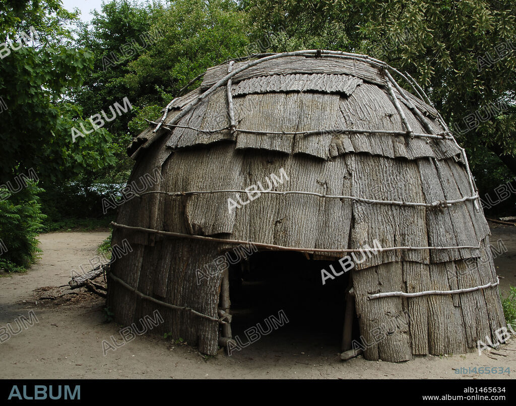 Plimoth Plantation or Historical Museum. Is a living museum in that shows the original settlement of the Plymouth Colony established in the 17th century by English colonists. Hut. Wampanoag indian tribe. Plymouth. Massachusetts. United States.
