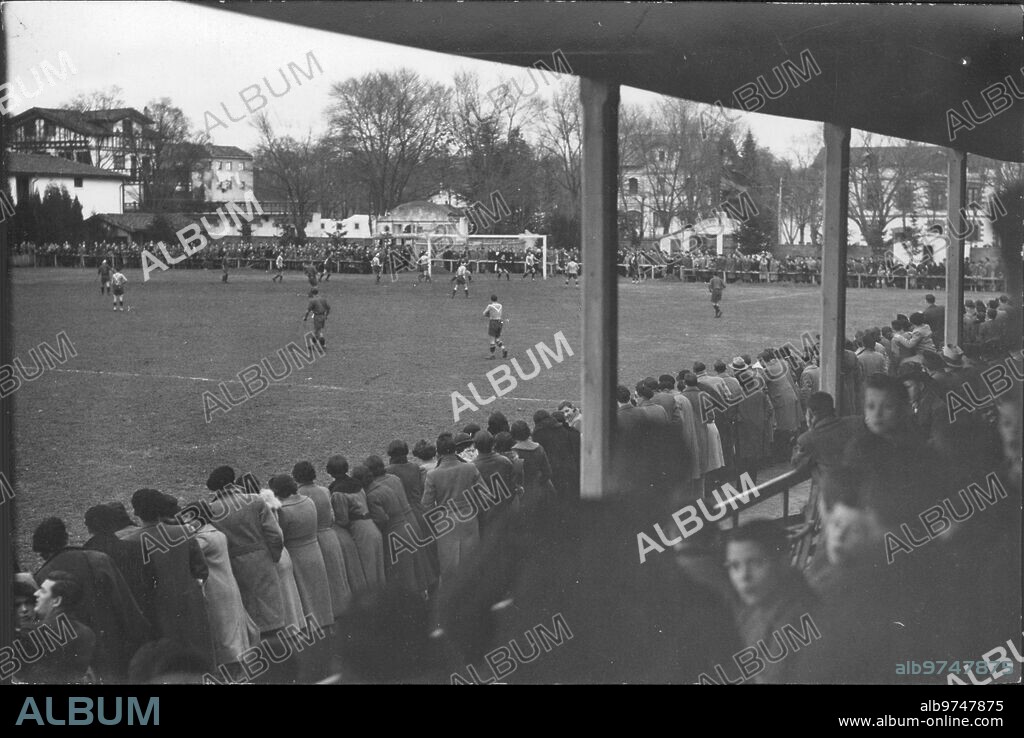 1930. San Juan Stadium at the start of the Osasuna match against Badalona, whose result was Osasuna 7 - Badalona 0 Photo: Gerardo Zaragüeta.