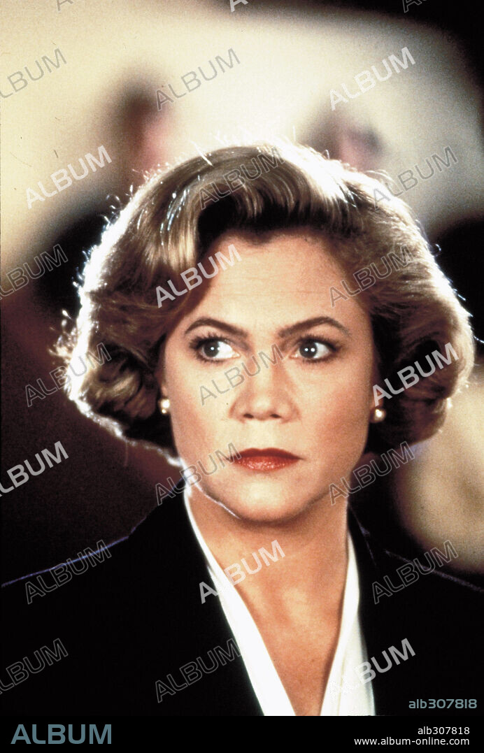 KATHLEEN TURNER en LOS ASESINATOS DE MAMÁ, 1994 (SERIAL MOM), dirigida por JOHN WATERS. Copyright SAVOY PICTURES.